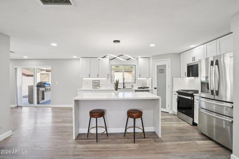 13-web-or-mls-N 15th Ave-S0303-013