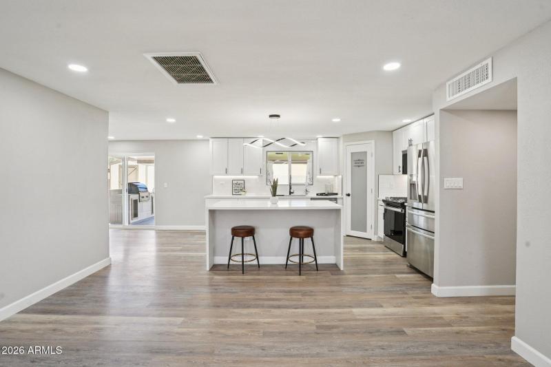 10-web-or-mls-N 15th Ave-S0303-010