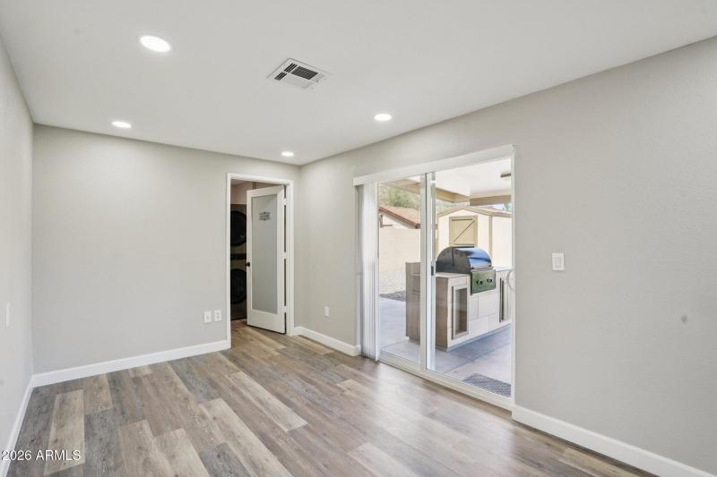 18-web-or-mls-N 15th Ave-S0303-018