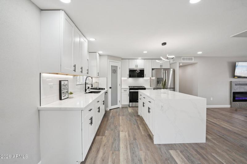 15-web-or-mls-N 15th Ave-S0303-015