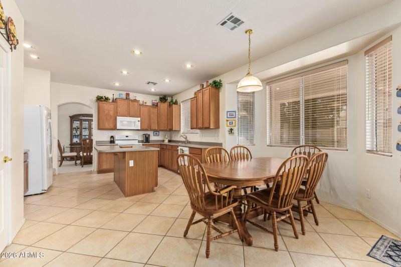 Eat in kitchen/ dining area/ bay window