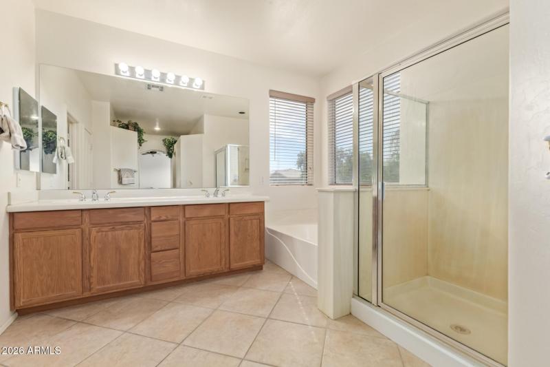 Large open master bath w/ tub & shower