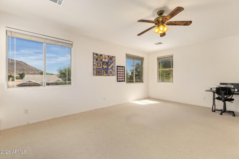 LARGE loft with Mountain Views!