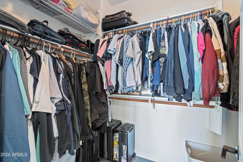 24-Walk-in Closet