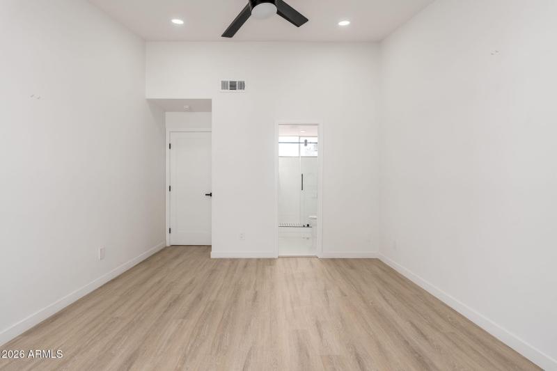 Master Bedroom w/Attached Bathroom