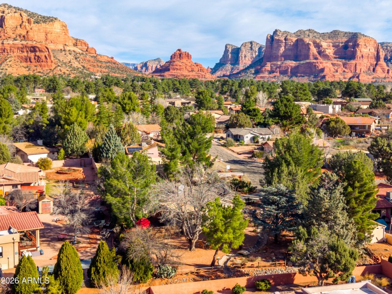 Sedona’s iconic red rock scenery nearb