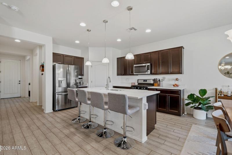 Quartz Gas Walk-in Pantry