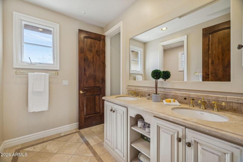 68-web-or-mls-10310-e-sierra-pinta-dr