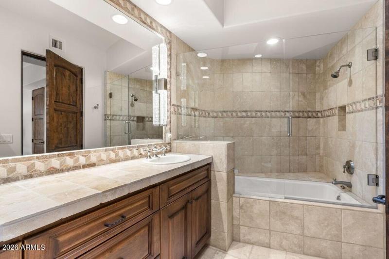 036_Ensuite Guest 3 Ensuite with Tub