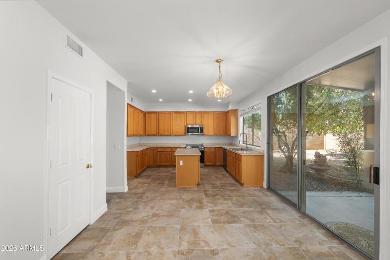 12-486-E-Windsor-Dr-12