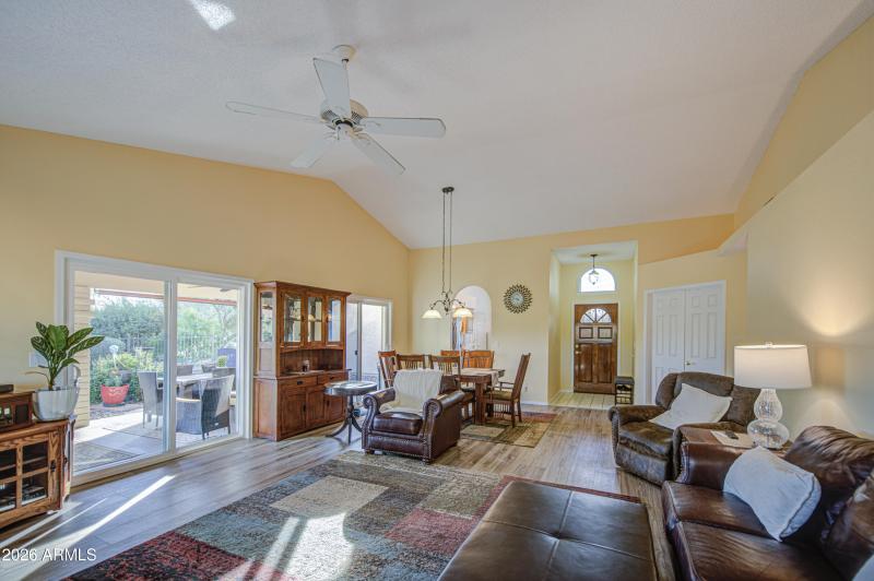 Living room w/vaulted ceilings