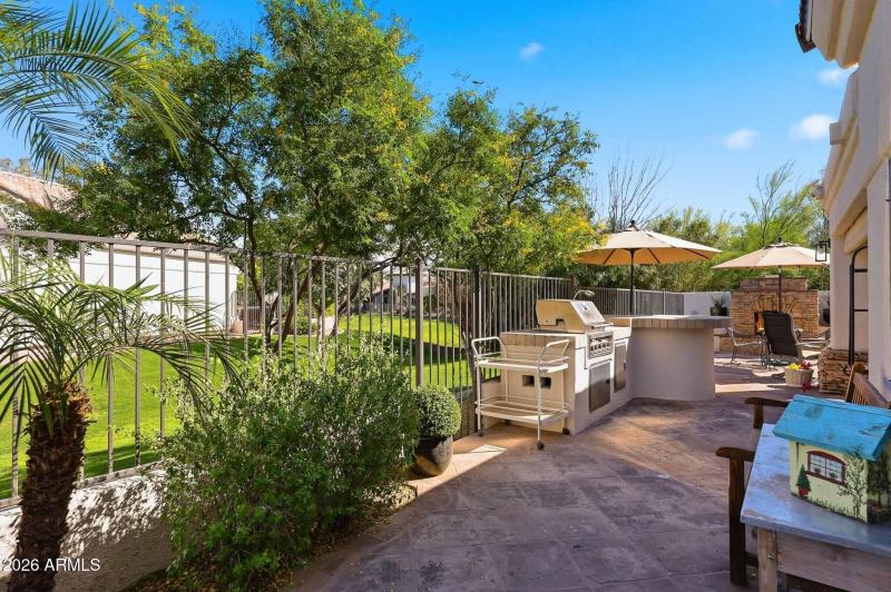 Outdoor living boarders common area