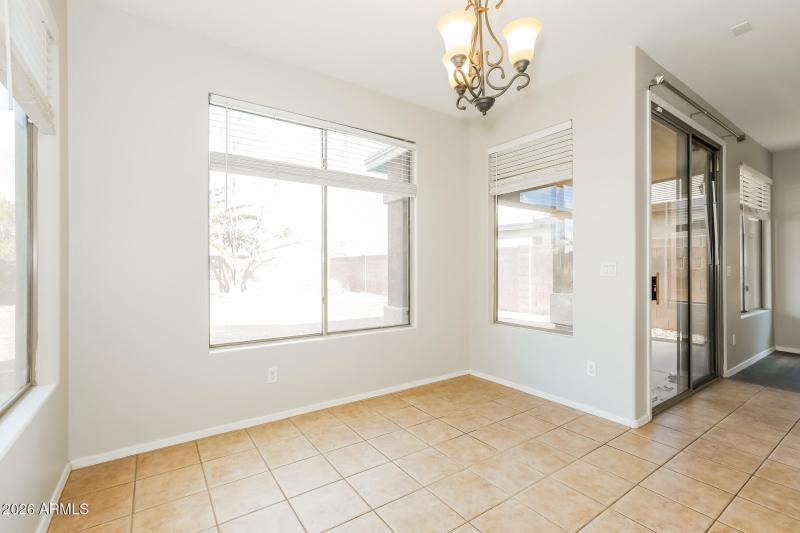 006-photo-dining-room-15179171