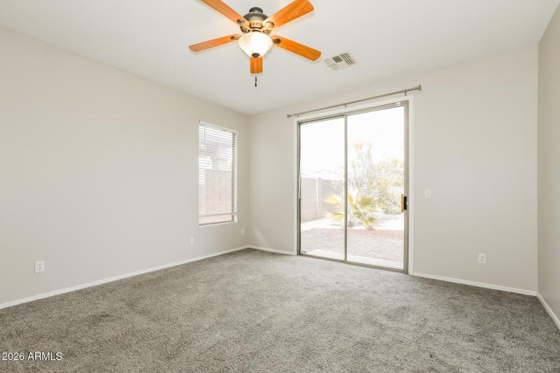 010-photo-main-bedroom-15179176