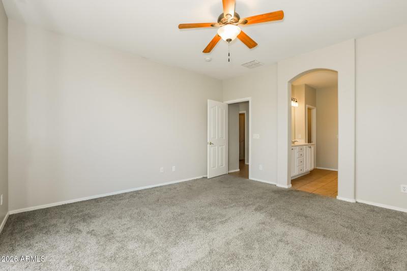 011-photo-main-bedroom-15179177