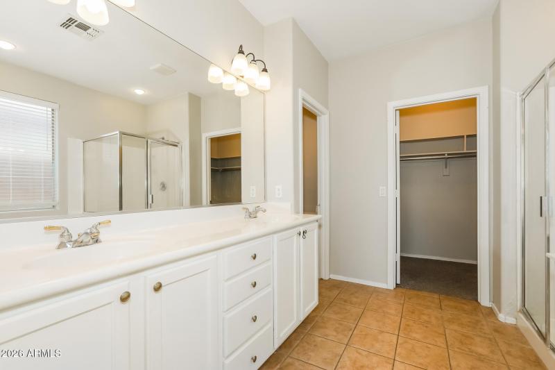 012-photo-main-bathroom-15179178