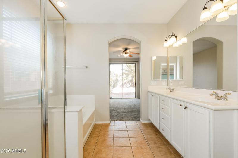013-photo-main-bathroom-15179179