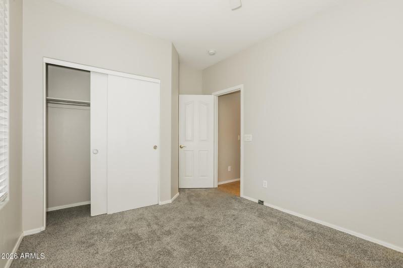 016-photo-bedroom-15179183