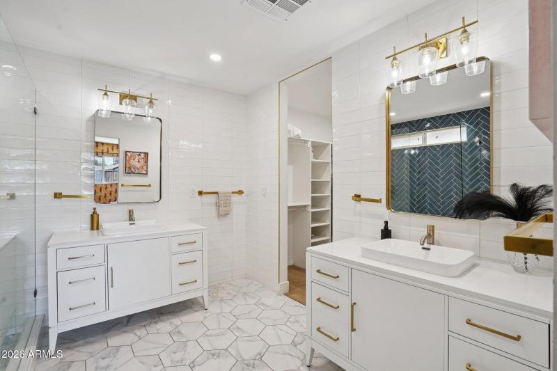 39-web-or-mls-E Clarendon Ave-L0403-039