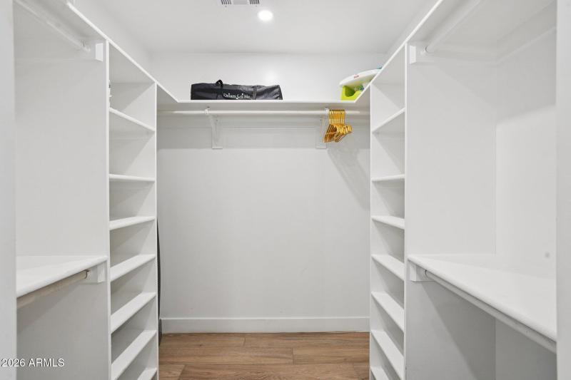 37-web-or-mls-E Clarendon Ave-L0403-037