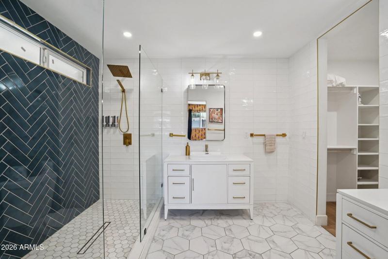 36-web-or-mls-E Clarendon Ave-L0403-036