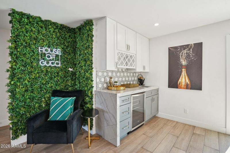 34-web-or-mls-E Clarendon Ave-L0403-034