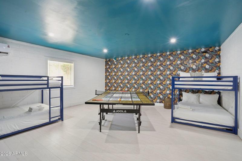 27-web-or-mls-E Clarendon Ave-L0403-027