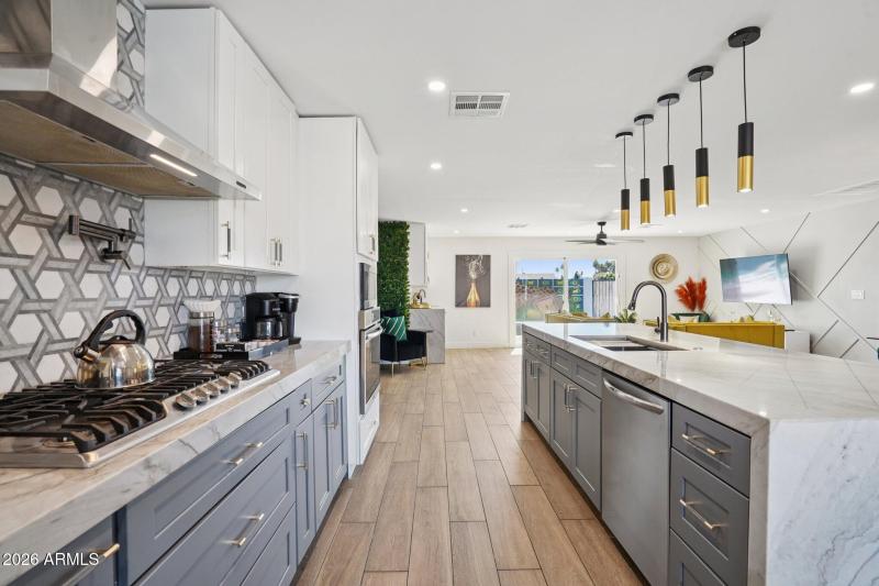 20-web-or-mls-E Clarendon Ave-L0403-020