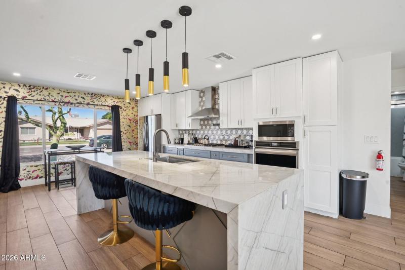 16-web-or-mls-E Clarendon Ave-L0403-016