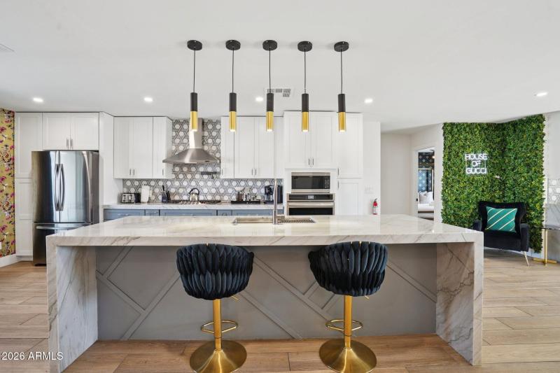 15-web-or-mls-E Clarendon Ave-L0403-015