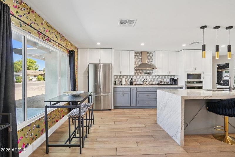 14-web-or-mls-E Clarendon Ave-L0403-014