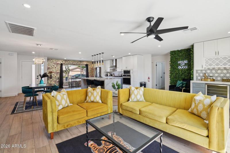 9-web-or-mls-E Clarendon Ave-L0403-009