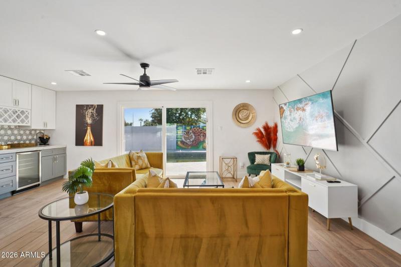 5-web-or-mls-E Clarendon Ave-L0403-005