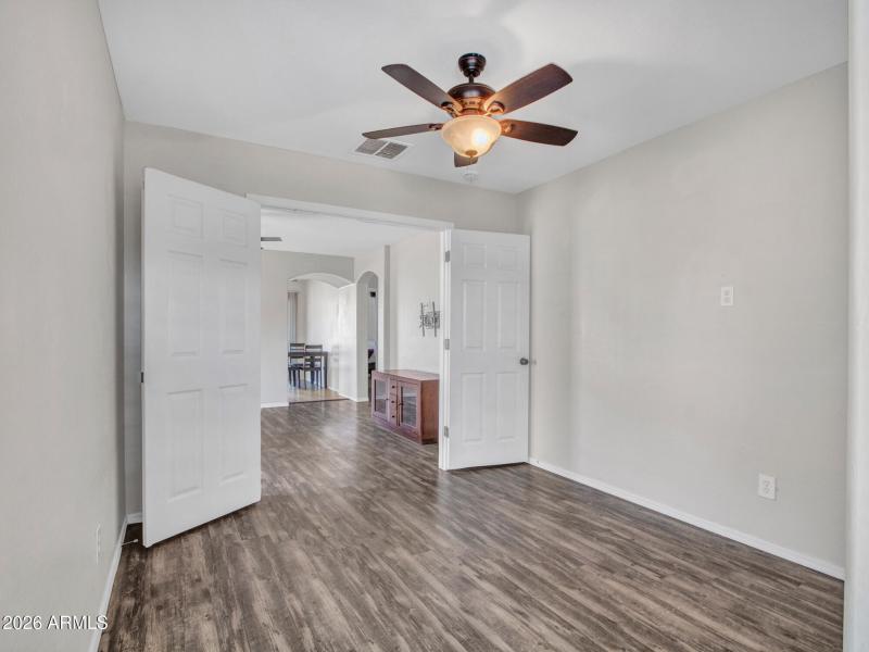 04-Front-bedroom-(2)