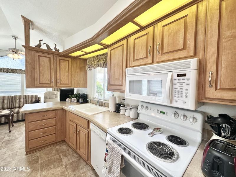 FULL SIZE STOVE/MICROWAVE