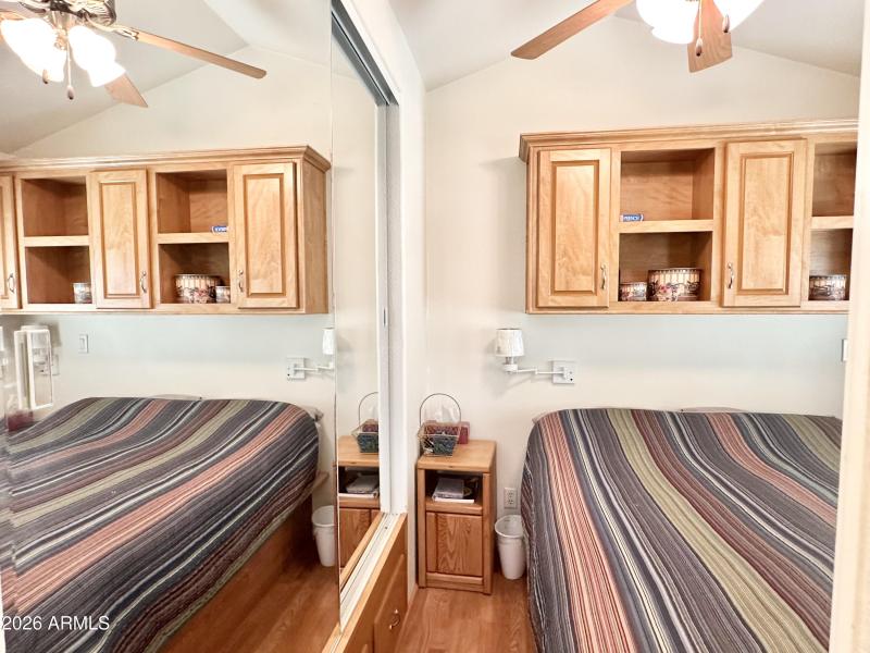 GRAND MIRROR TO THE LEFT