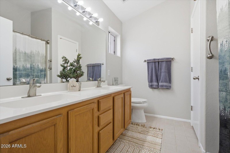 Primary bath with dual sinks