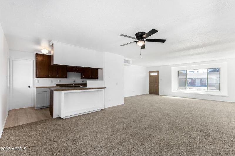 WINDSOR FAMILY ROOM:KITCHEN