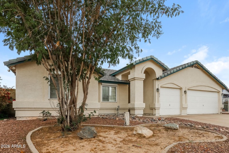 002-photo-front-view-15182428