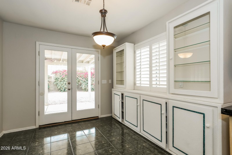 006-photo-dining-room-15182432