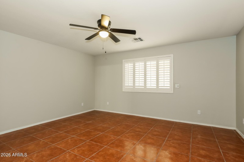 010-photo-main-bedroom-15182420