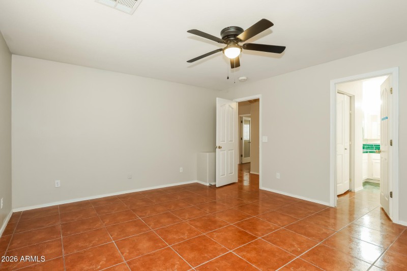 011-photo-main-bedroom-15182421