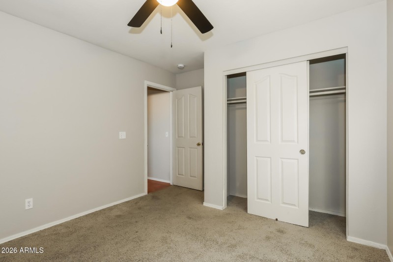 015-photo-bedroom-15182429