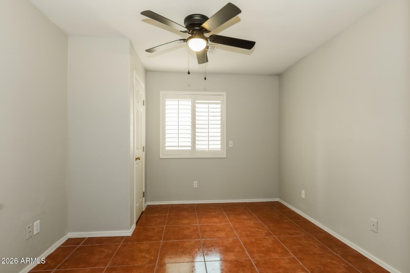 016-photo-bedroom-15182436