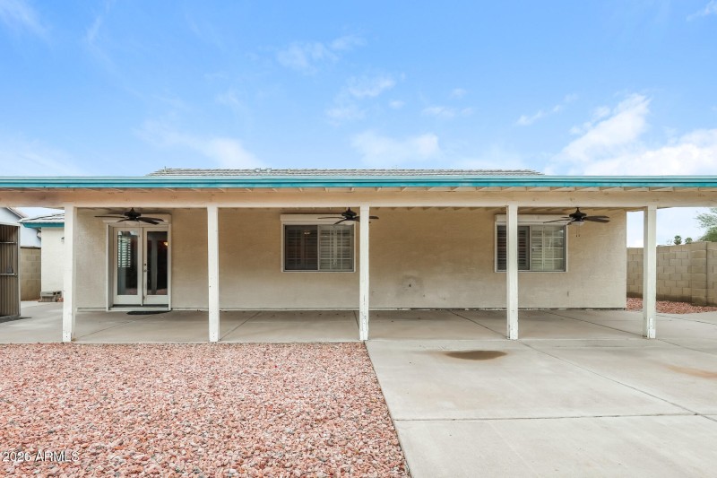 019-photo-rear-view-15182424