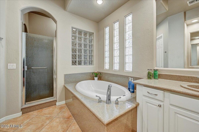 25-Primary Tub & Shower