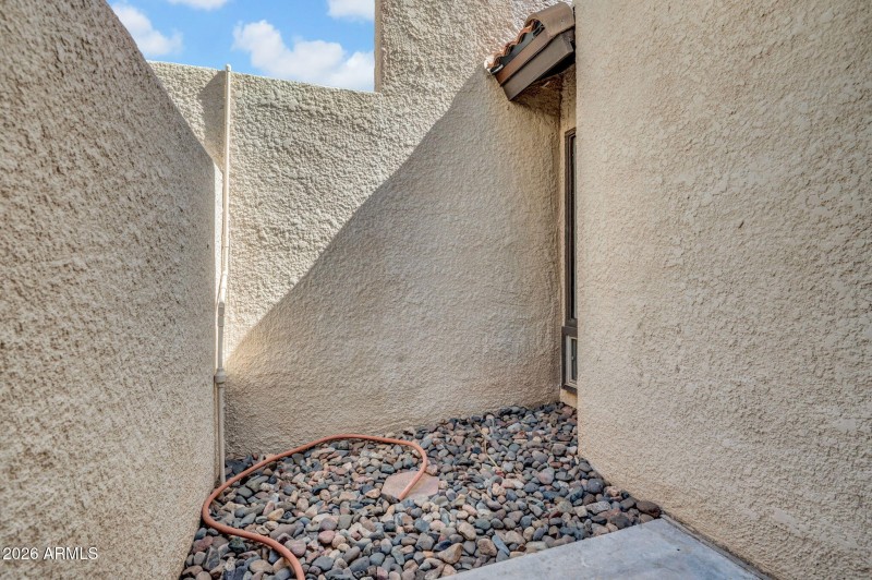 24-web-or-mls-2811 N 61st Pl-24