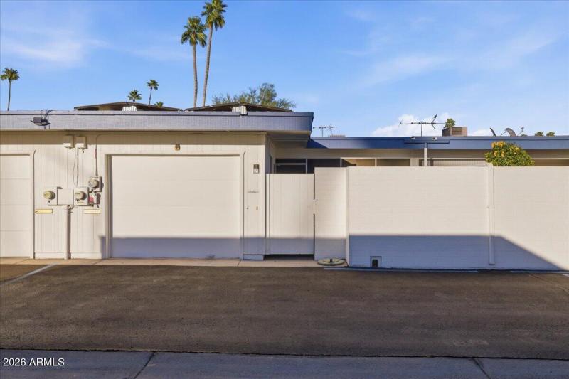 28-9969_Thunderbird_Blvd_28