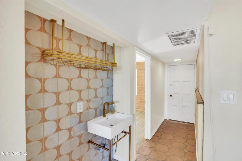 21-3056 N 32nd St 354-21