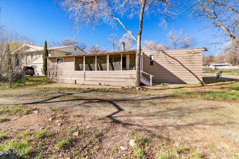 Front - 202 W Merritt St